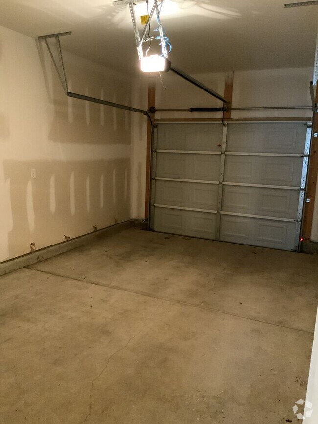 Building Photo - 125 Weeping Oak Ln