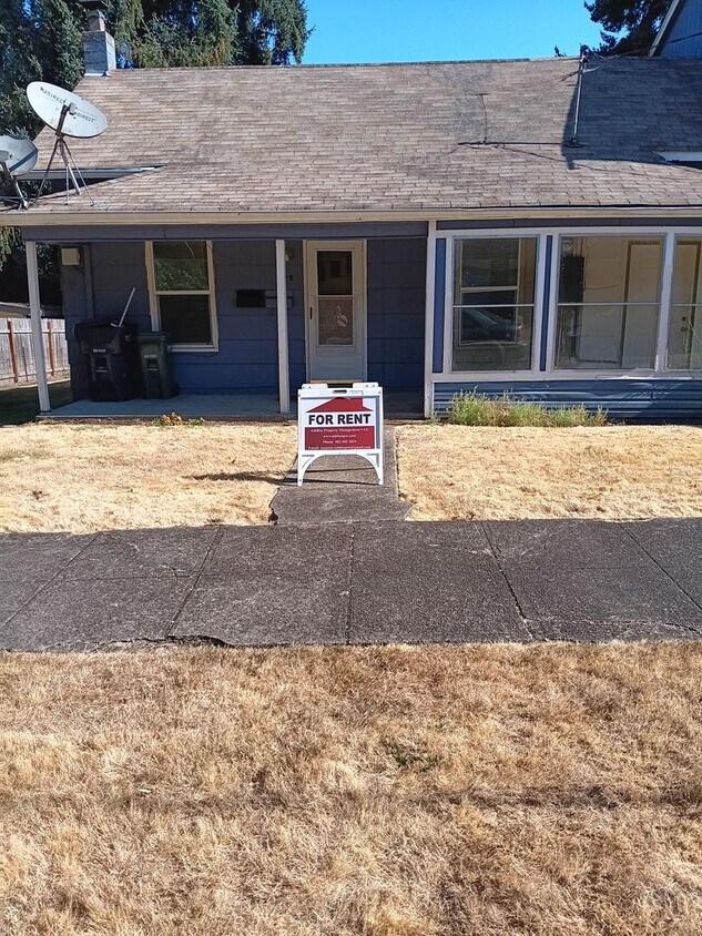 Foto principal - Duplex 4 Blocks From WOU Available