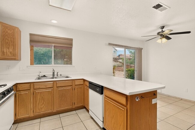 Foto del edificio - 7817 Sunrose Dr NW