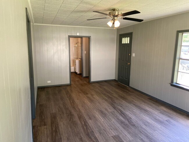 Building Photo - Remodeled Unit Available Now!