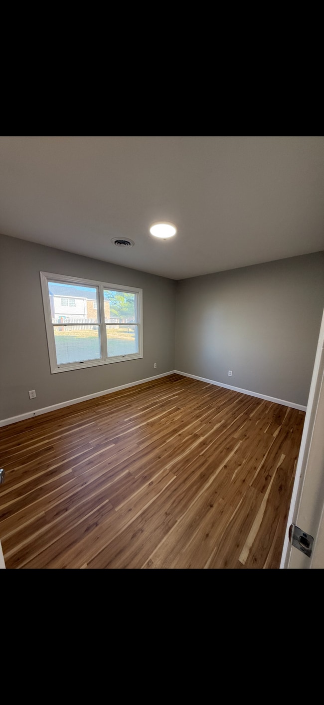 Building Photo - Oversized 2 Bedroom, 1 Bathroom Apartment located by Sikeston High School!