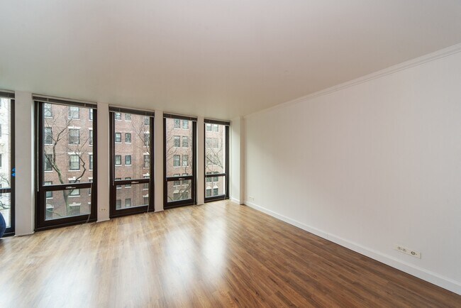 Foto del edificio - 1 E Scott St