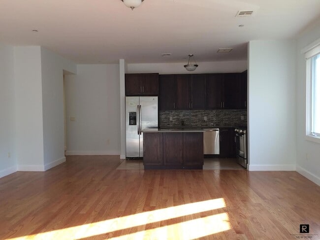 Building Photo - 90 Bay Street Unit 2I
