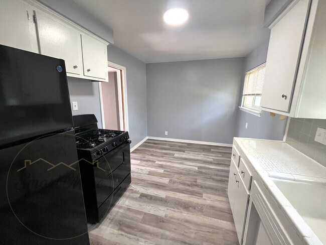 Building Photo - LaMor Plaza 15329