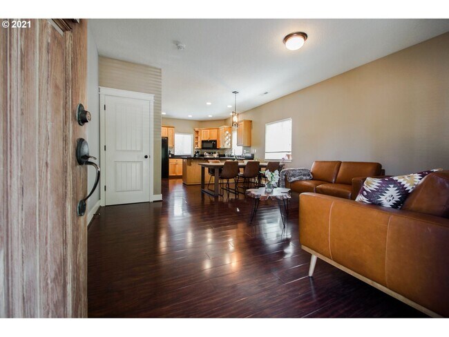 Foto del edificio - PET FRIENDLY! Spacious 4 Bed, 2.5 Bath Sin...