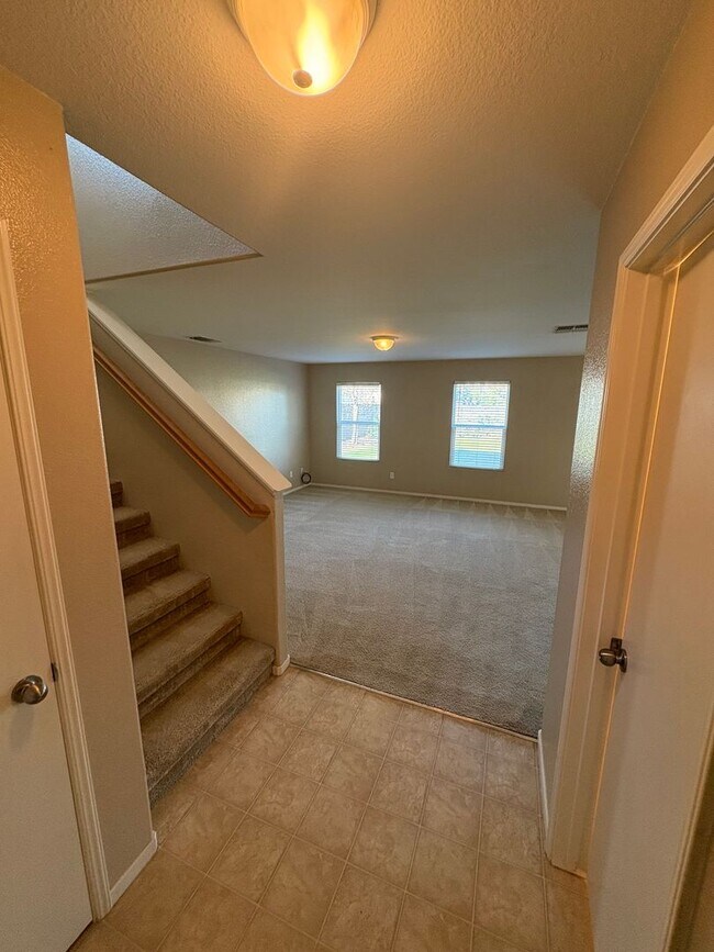 Foto del edificio - Two story home Available Now!