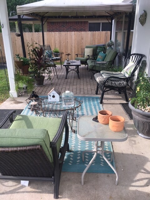 El patio extendido de ladrillo cruza la parte trasera de la casa. Se quitará el mirador, por lo que será un patio abierto. - 3809 Willie Mays Ln