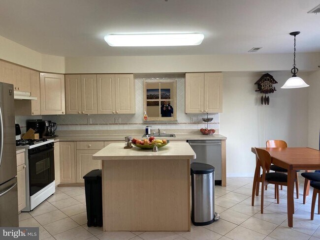 Building Photo - 202 Oaktree Ct