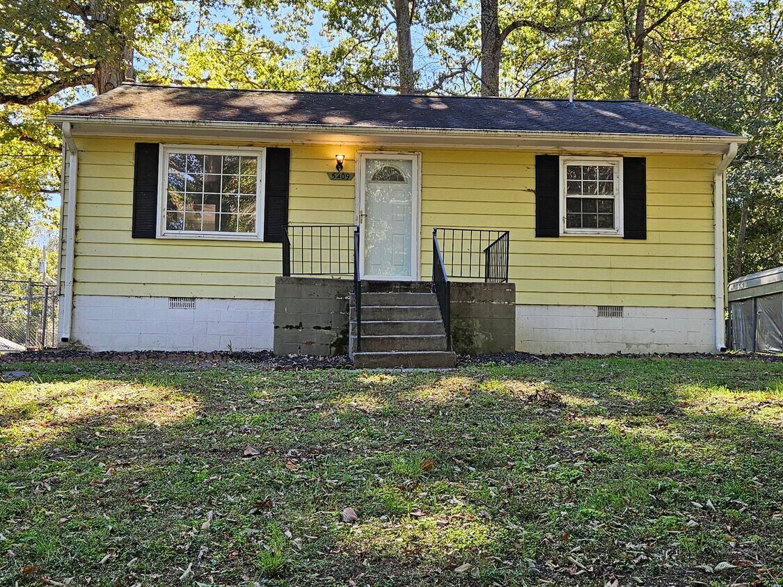 Foto principal - Charming Updated 3 Bedroom Home with Large...