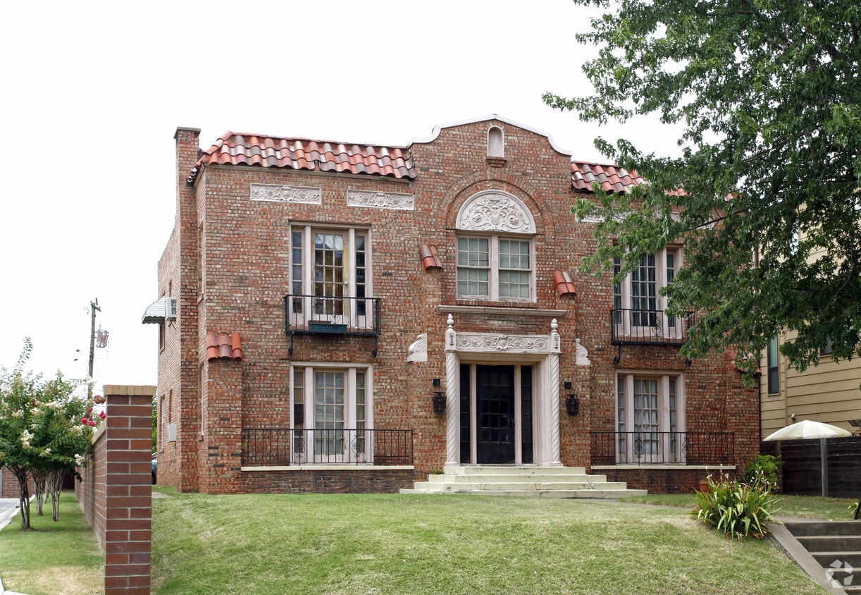 Primary Photo - 1424 S Troost Ave