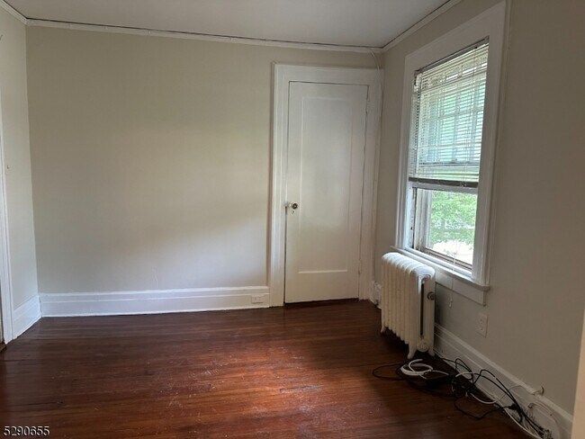 Building Photo - 752 Valley Rd