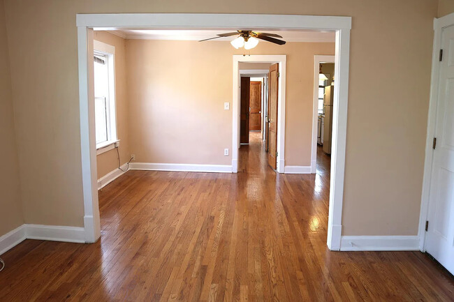 Living room / Dining room - 5113 Wyandotte St