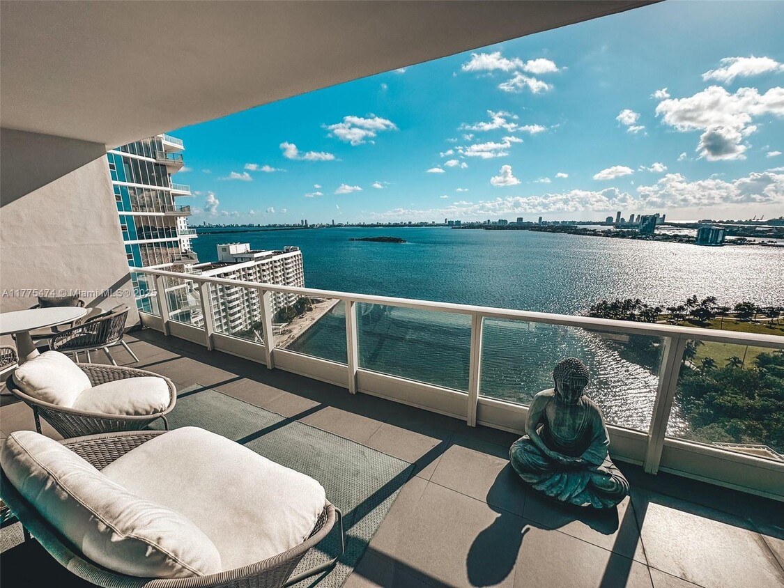 Primary Photo - 2020 N Bayshore Dr