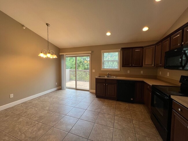 Building Photo - 2 Bedroom/2 Bathroom Oakridge Apartments U...