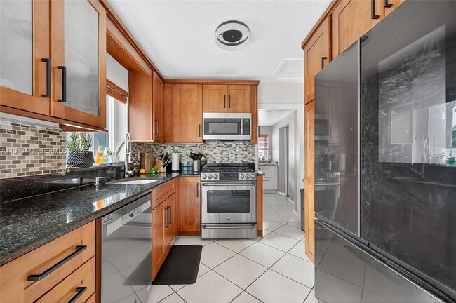 Foto del edificio - 6640 Douglas St