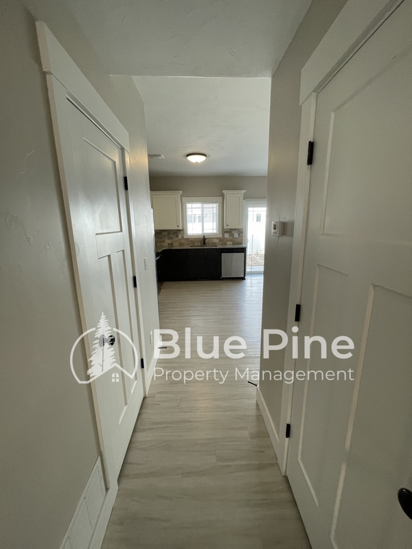 Building Photo - 700 S Saturn Ave