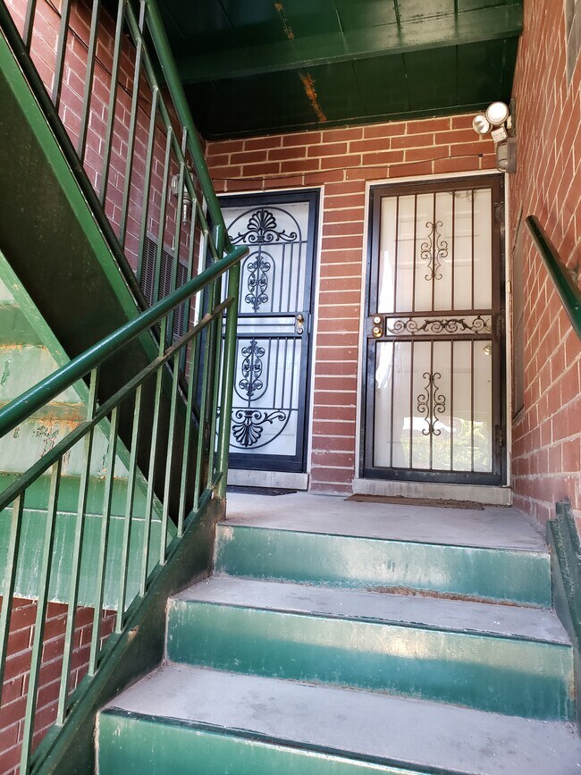 entry door - 2140 S China Pl