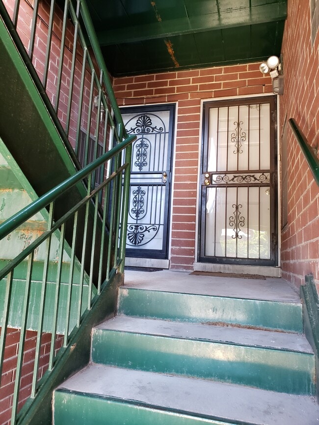 entry door - 2140 S China Pl