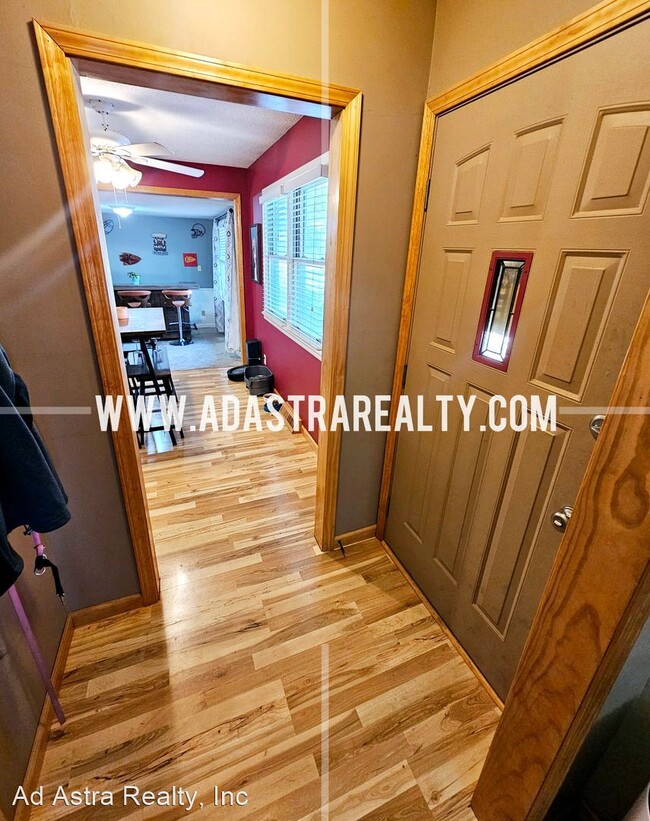 Building Photo - 2 br, 1 bath House - 227 S Walnut St.