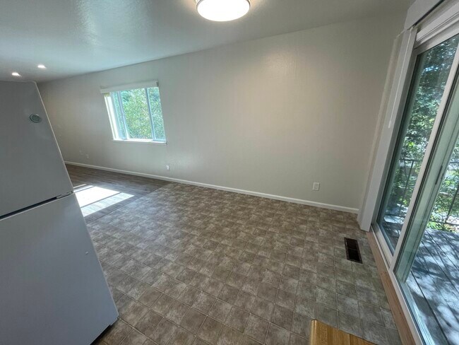 Dining Area - 435 S Shepherd St