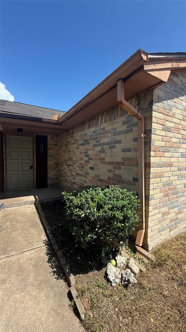 Building Photo - 9511 Bollingbrook Dr