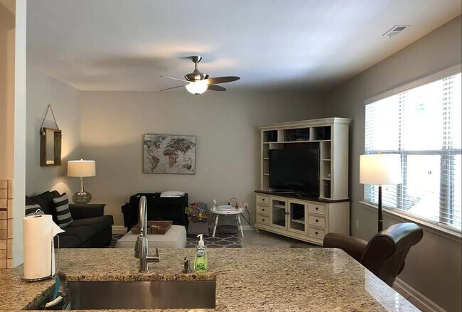 Building Photo - Great Location! Large 3 Bedroom Home in th...