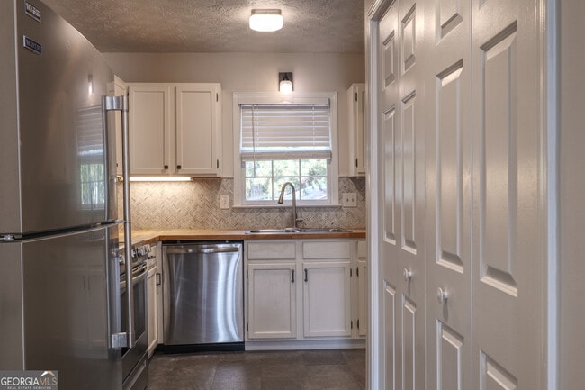 Building Photo - 587 Wedgewood Dr