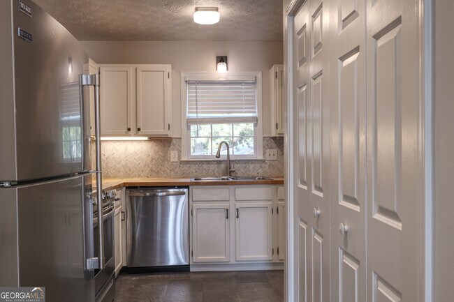 Foto del edificio - 587 Wedgewood Dr