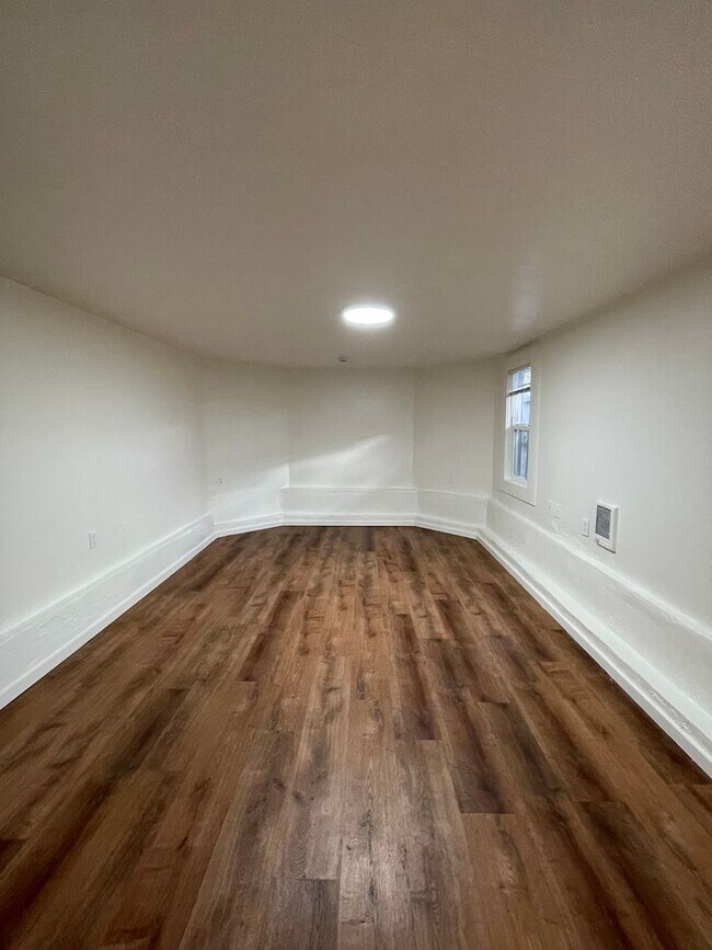 Foto del edificio - Huge 3 story Victorian