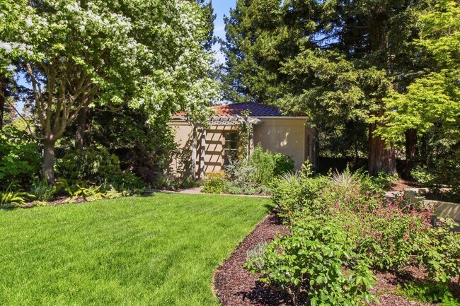 Foto del edificio - 64 Alejandra Ave