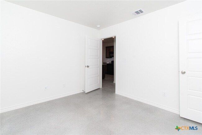 Foto del edificio - 121 Wind Ridge Dr