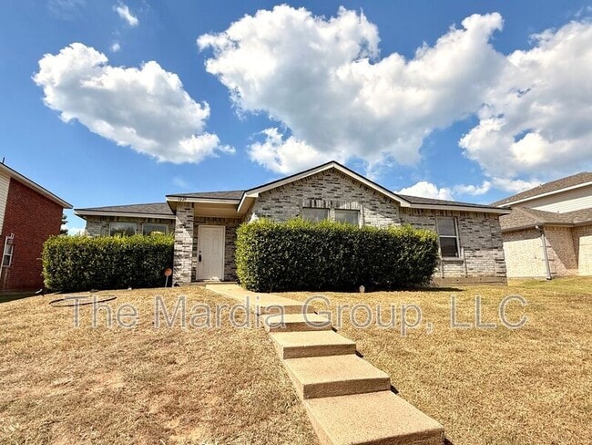 Photo - 1229 Highview Dr House