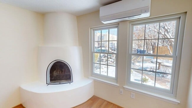 Foto del edificio - Large Centrally located townhome