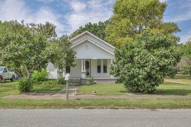 Building Photo - 308 Elm Ave
