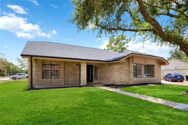 Building Photo - 15603 4 Season Dr