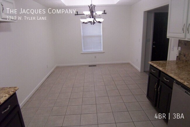 Foto del edificio - Newly Updated 4 Bedroom 3 Bath 2 Car Garag...