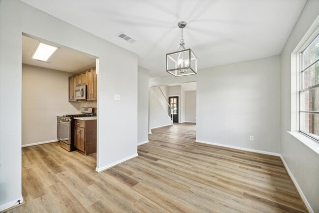 Building Photo - 15910 Timber Valley Dr