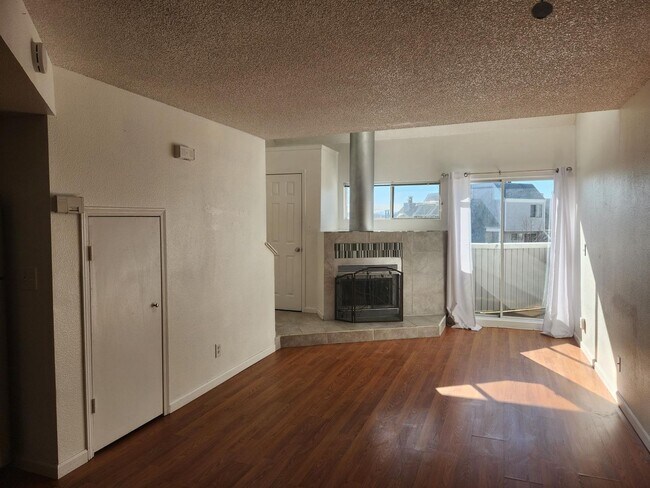 Foto del edificio - Cozy Split-level Condo with a Private Balcony!