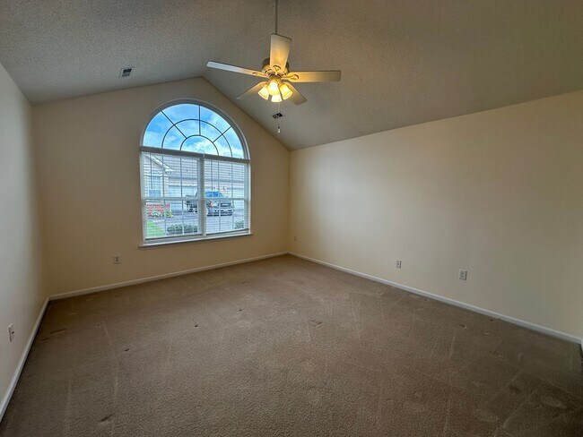 Foto del edificio - Call Amanda Tate at (757)289-6810 for more information