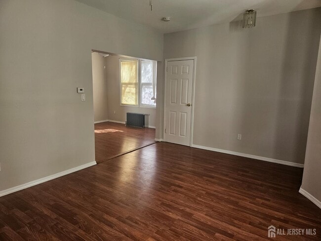 Building Photo - 421 River Dr