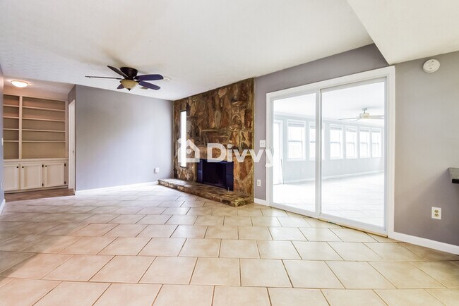 Building Photo - 6666 Windwood Cir