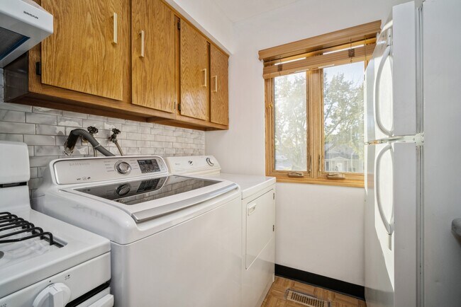 Building Photo - 1373 Quaker Ln