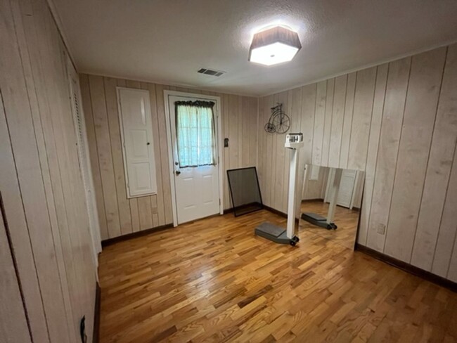 Building Photo - Renovated 4 Bedroom 2 Bath Home with 2 Car...