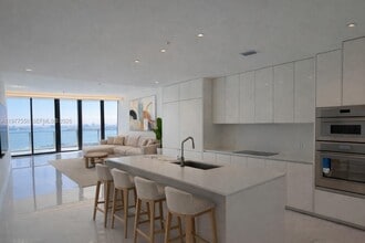 Building Photo - 700 NE 24th St