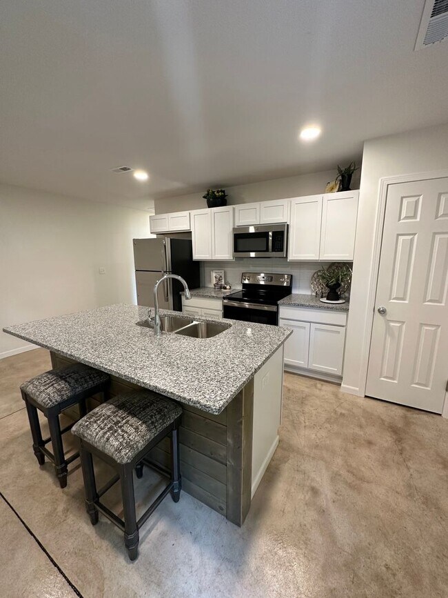 Building Photo - Updated  DUPLEX with Garage