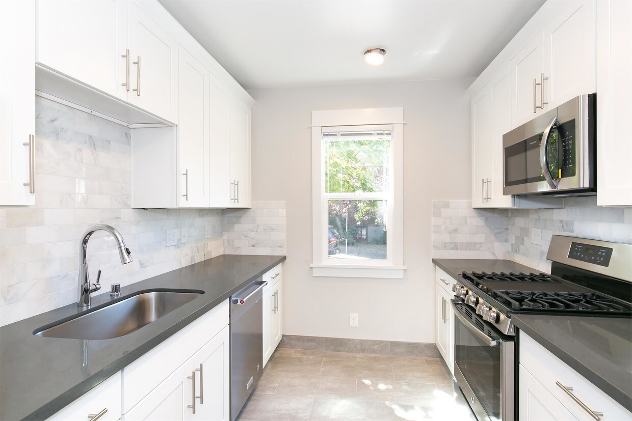 Primary Photo - 502 Bellevue Ave E