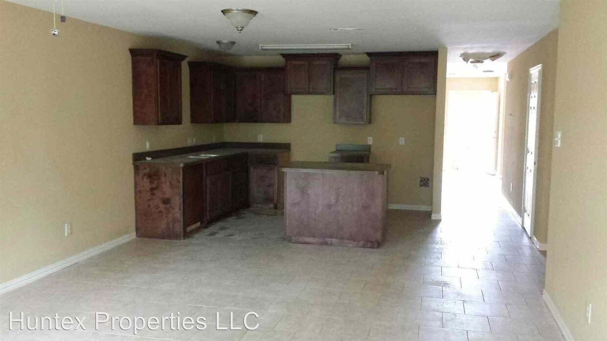 Building Photo - 2475 Circle Dr