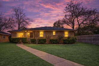 Building Photo - 2936 Woodmere Dr