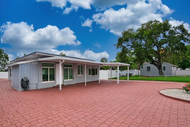 Foto del edificio - 6120 Hayes St