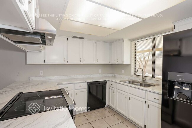 Building Photo - 15230 N 19th Pl